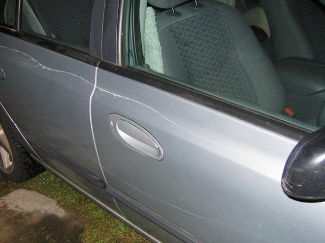O carro do jovem foi danificado pelo pai de sua namorada na época