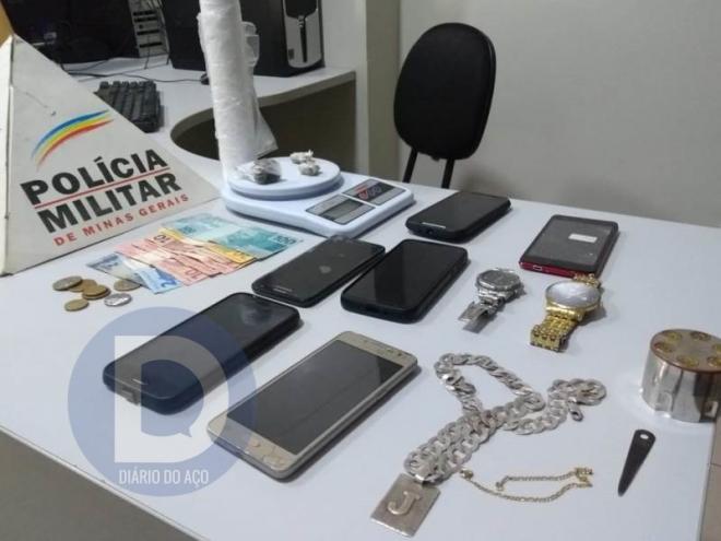 Os objetos apreendidos foram entregues na delegacia, além de um motor de motocicleta com a numeração raspada