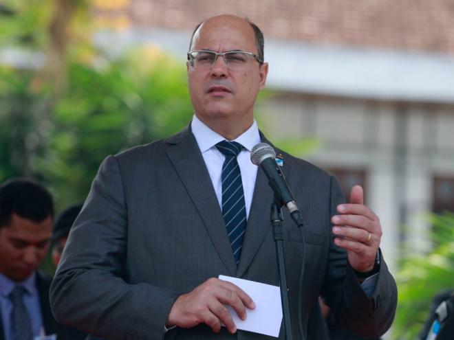 O governador do Rio, Wilson Witzel, analisa o episódio do carro de família alvejado (Alerj) 