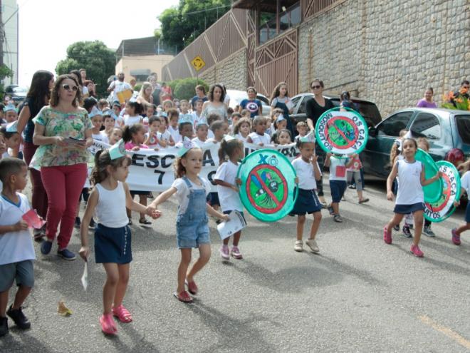 Conscientização pelas ruas envolveu crianças de quatro e cinco anos, estudantes da Educação Infantil no 7 de Outubro