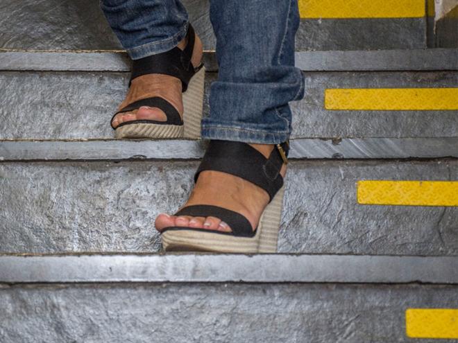 Escada sem corrimão teria piorado os efeitos da queda