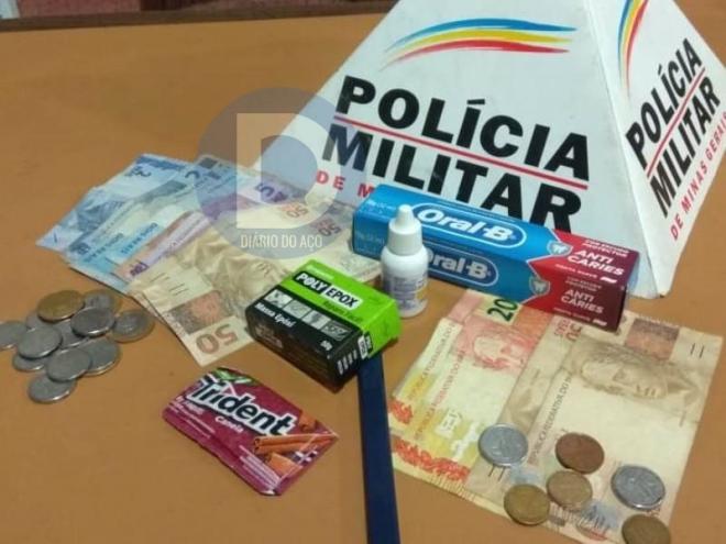 Os materiais apreendidos com os dois suspeitos pelos crimes praticados na tarde desta sexta-feira