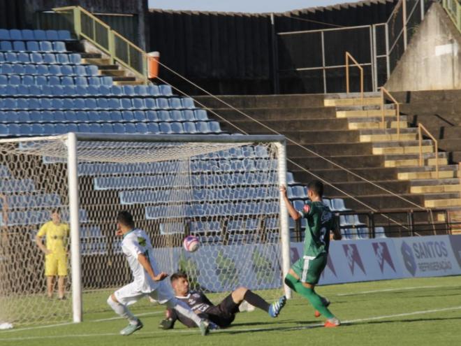 Levi fez os dois gols do Ipatinga