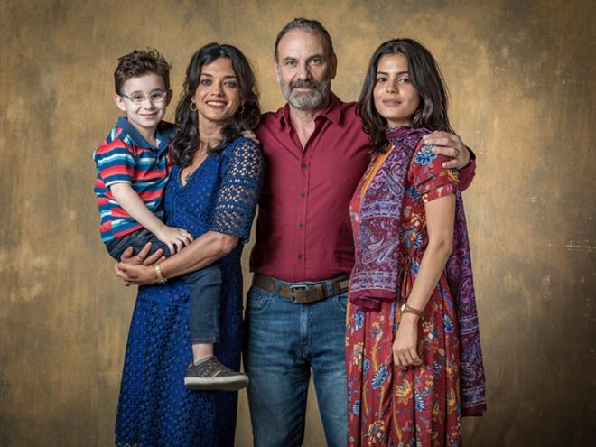 Laila (Julia Dalavia), o pai Elias (Marco Ricca), a mãe Missade (Ana Cecília Costa) e o irmão Kháled (Rodrigo Vidal)
