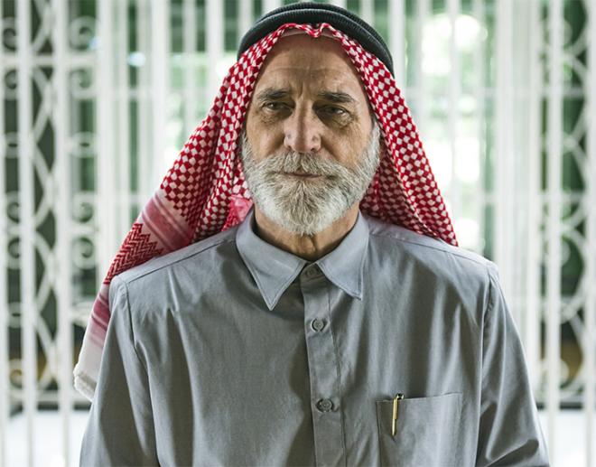 Aziz Abdallah (Herson Capri) é um sheik muito poderoso e se encanta por Laila em um campo para refugiados no Líbano