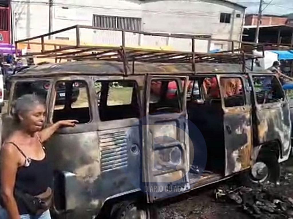 A Kombi da feirante Rita da Costa ficou completamente destruída pelo incêndio