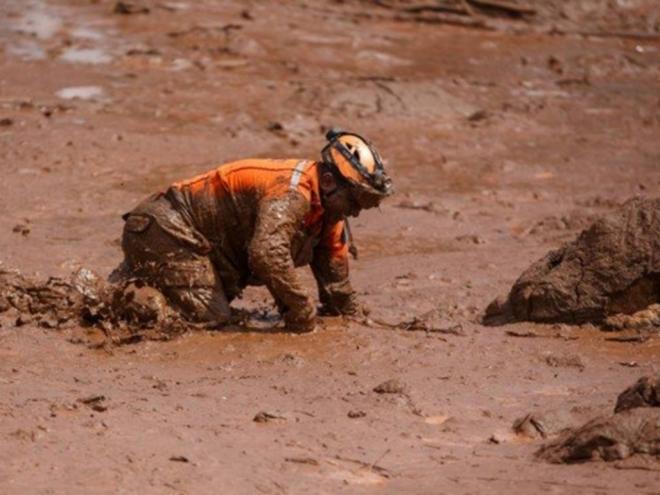Bombeiro revira a lama na área da catástrofe da mineralão, em Brumadinho