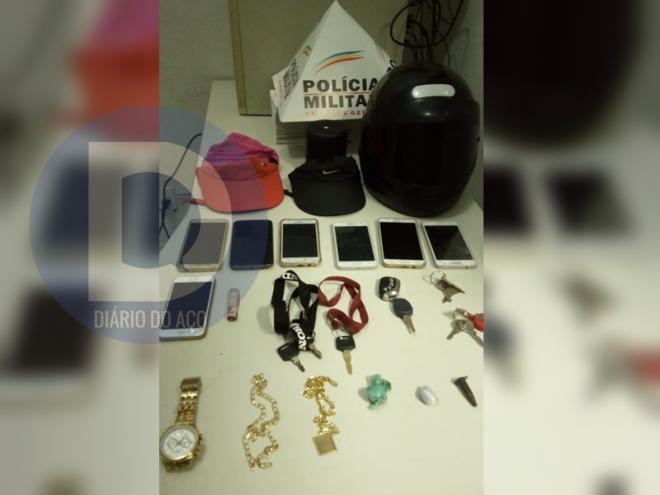 Os objetos apreendidos com os suspeitos abordados na noite deste domingo