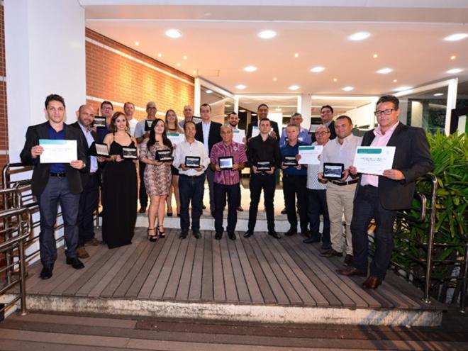 Grupo de premiados reunidos no Centro Cultural Usiminas
