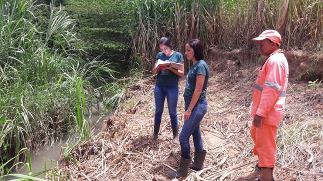 Várias medições de fluxo e vazão de água foram feitas nos córregos e nascentes avaliadas