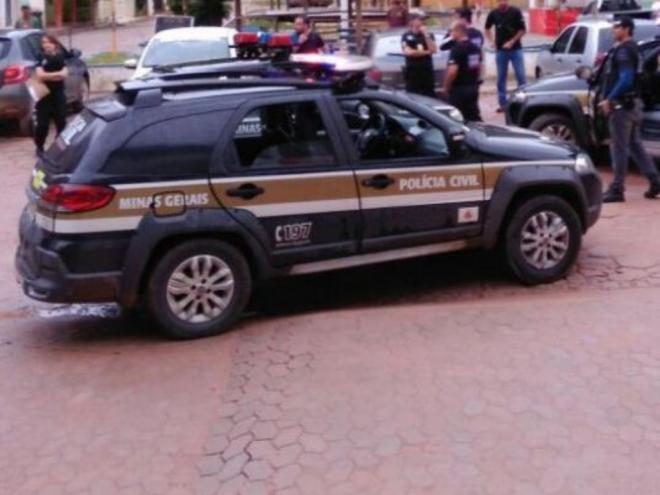 Foram expedidos pela Justiça 12 mandados de prisão e 14 de busca e apreensão contra policiais, empresários e advogado 