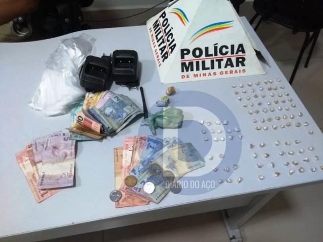 Foram dezenas de pedras de crack recolhidas pelos policiais militares na Amazonita durante a operação policial