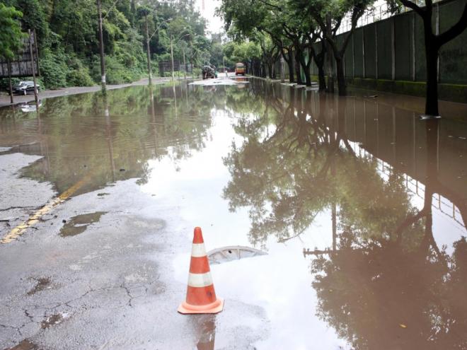 Bombas foram usadas para remover água que se acumulou na pista atrás do campo da Aciaria