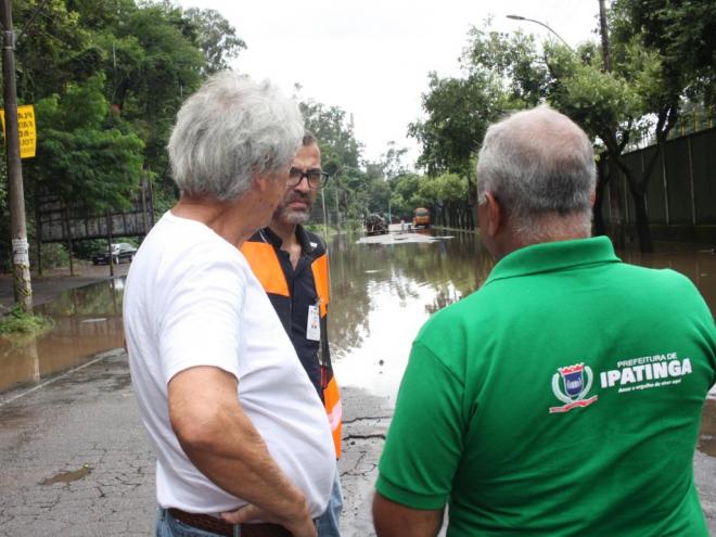Prefeito e secretários estiveram no local do alagamento pela manhã 