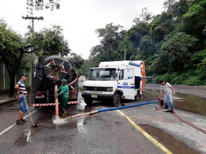 Caminhões com bombas de sucção foram utilizados para recolher a água acumulada
