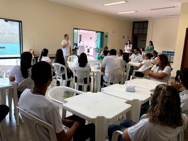 Profissionais e pacientes assistiram à palestra da enfermeira Weslanda Marques Ulhôa