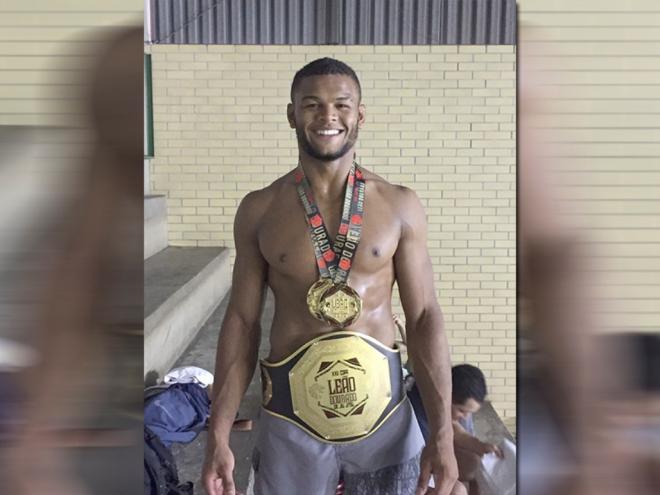 Atleta Matheus Barbosa, campeão na categoria e no absoluto (onde não há limite de peso)