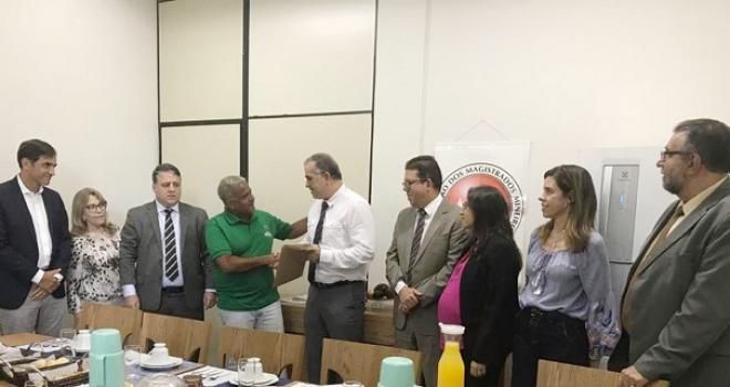 Para realizar a entrega da escritura do terreno, o prefeito esteve no Fórum acompanhado da Procuradora Geral do município, Maria Alminda Guimarães