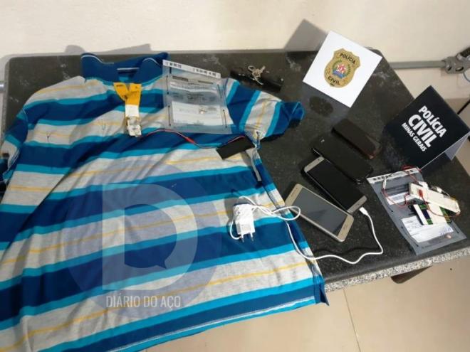 Os equipamentos ficavam escondidos por baixo da camisa