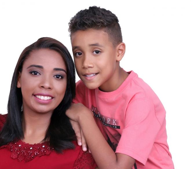 Regiane e o filho Sanderley buscam recursos para os procedimentos médicos