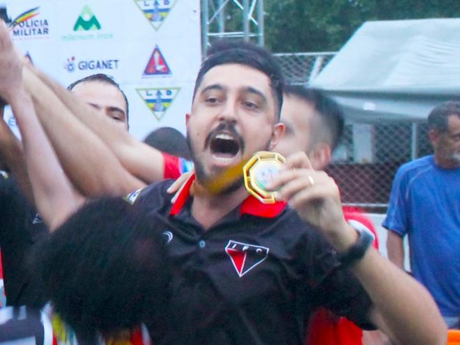 O treinador Guilherme Rezende demonstra otimismo e promete um time ofensivo domingo