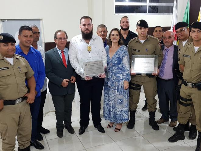 Marcelo Costa, da Polícia Civil, e o 3º Sargento Ennio Barros Silva, da Polícia Militar, receberam a homenagem nesta semana