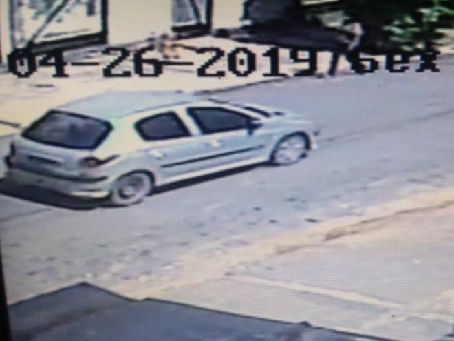 Peugeot usado no assalto foi roubado quarta-feira, no bairro Amaro Lanari