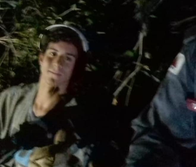 Igor Rocinski ficou pendurado em um precipício na encosta da pedra Itaúna, em Caratinga