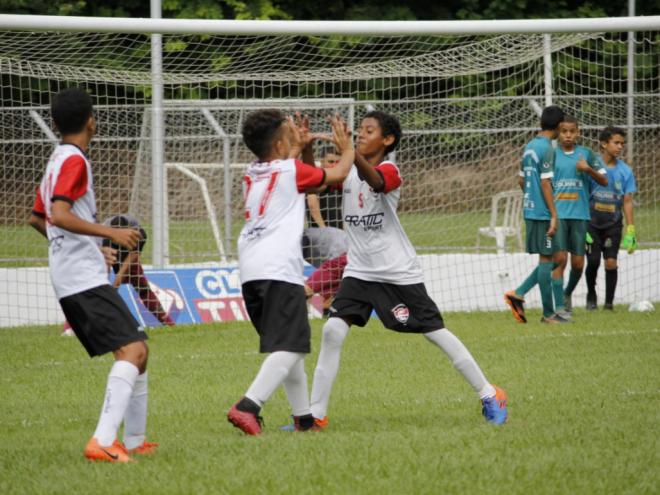 Os meninos do Caxias-ES venceram os fabricianenses do CAF por 2 a 0
