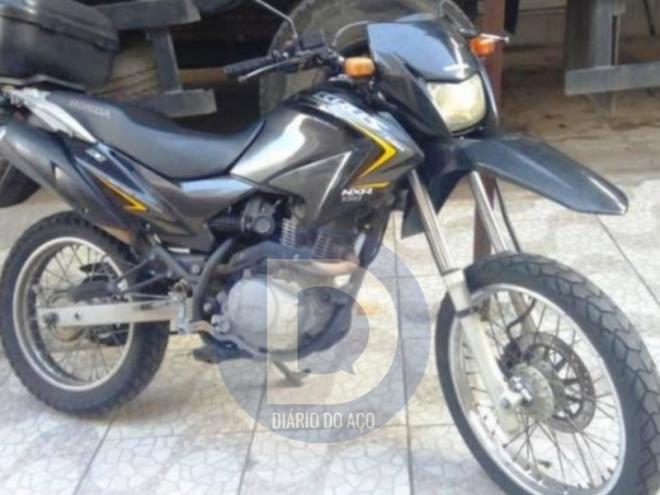 A moto roubada da vítima é esta, uma Honda Bros de cor preta