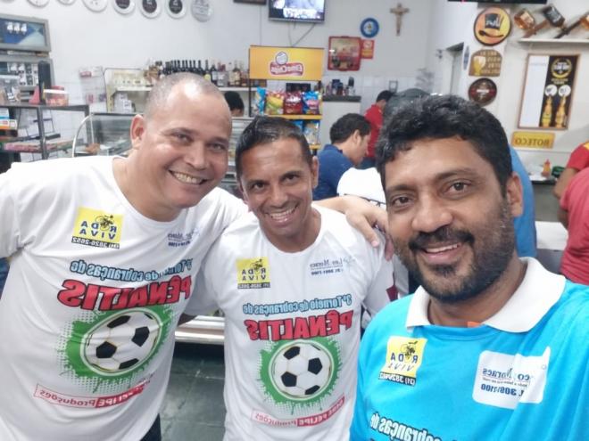 Uma das duplas que irá cobrar os pênaltis, Armando e Robinho, com o organizador do torneio, Deré Felipe