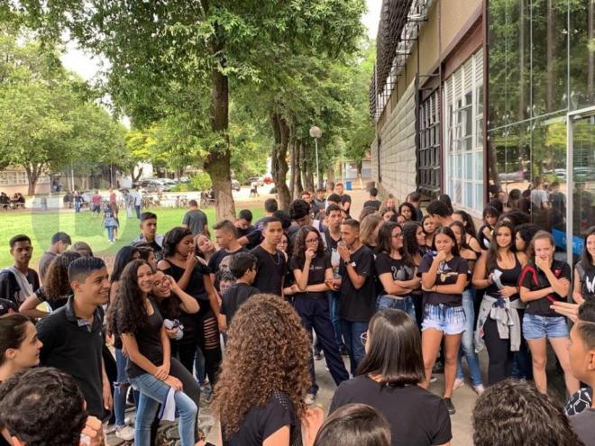 A manifestação contou com alunos vestidos de roupa preta, protestando durante o intervalo das aulas 