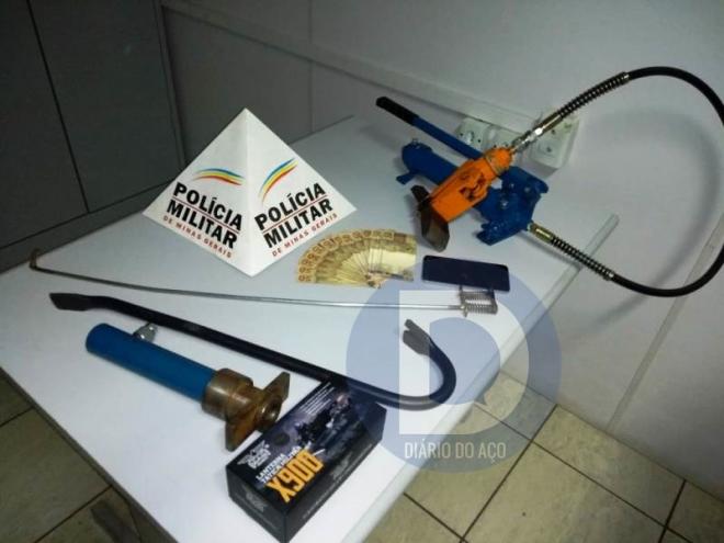 Os policiais recolheram estes objetos durante a prisão da suspeita