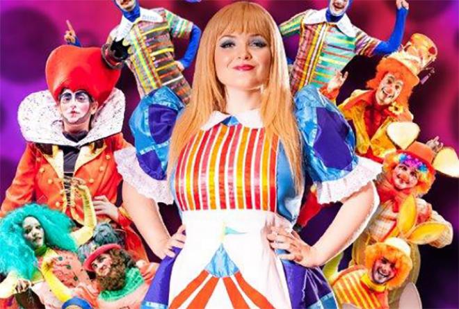 Alice invade um reino muito estranho e provoca divertidas confusões
