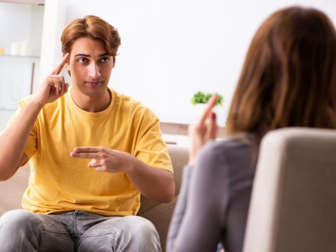 Quem entende a importância e busca promover a comunicação e inclusão da população de surdos do país pode iniciar esse aprendizado em qualquer hora e lugar