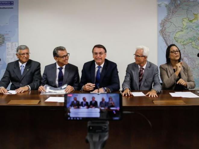 O presidente Jair Bolsonaro faz transmissão ao vivo para redes sociais ao lado dos médicos Odorico Moraes, Marcelo Borges e Edmar Maciel, e da intérprete de libras, Elizângela