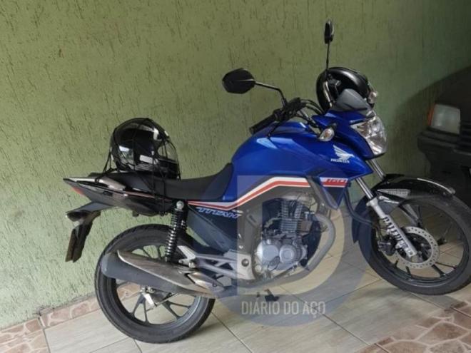 Esta moto, roubada de um mototaxista, foi encontrada em meio a um matagal