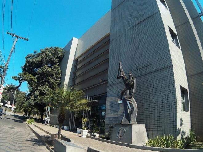 Criminosos atacaram um vigilante do Fórum e depois abriram o equipamento levando o dinheiro do banco 