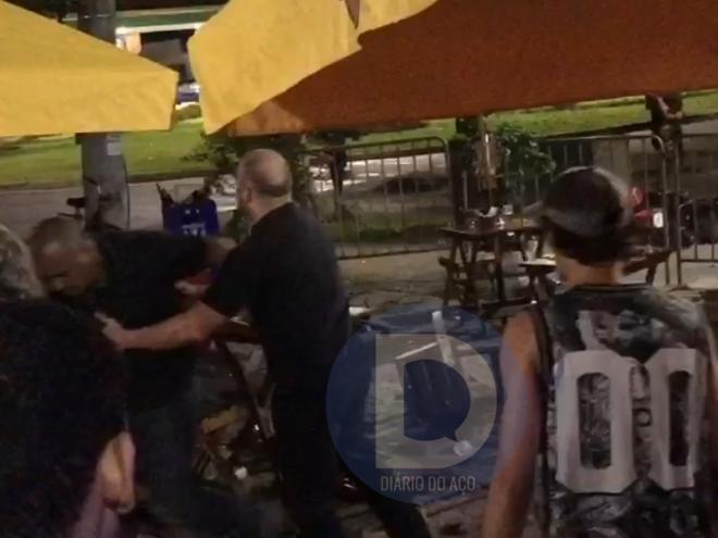 A briga começou por volta das 21h30 e provocou danos no comércio