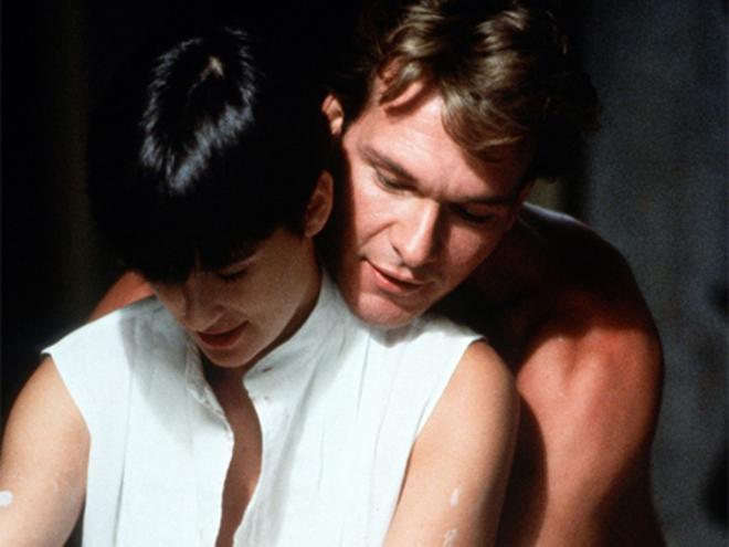 A foto mostra a cena em que o fantasma de Sam (Patrick Swayze) está junto à Molly (Demi Moore) sem que ela perceba