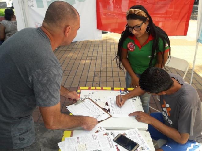 Coleta de assinaturas na Praça 1º de Maio, em Ipatinga 