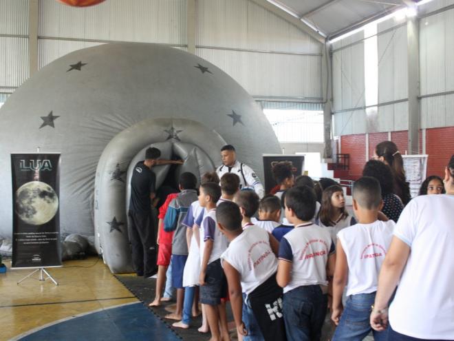 Uma nave inflável foi instalada na quadra da Escola Municipal Artur Bernardes para visitação dos alunos 