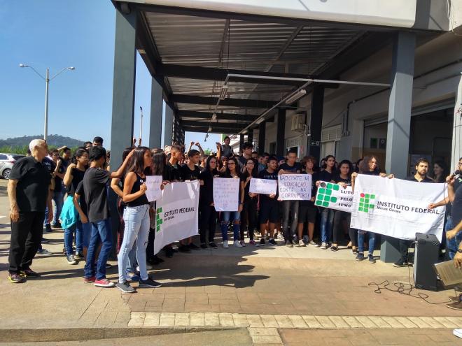 O protesto foi realizado na manhã desta segunda-feira (12), no próprio campus de Ipatinga