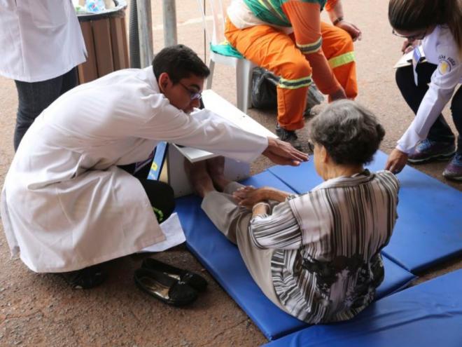 Ilustração: Atendimento de idosos no Hospital das Clínicas da UFMG 