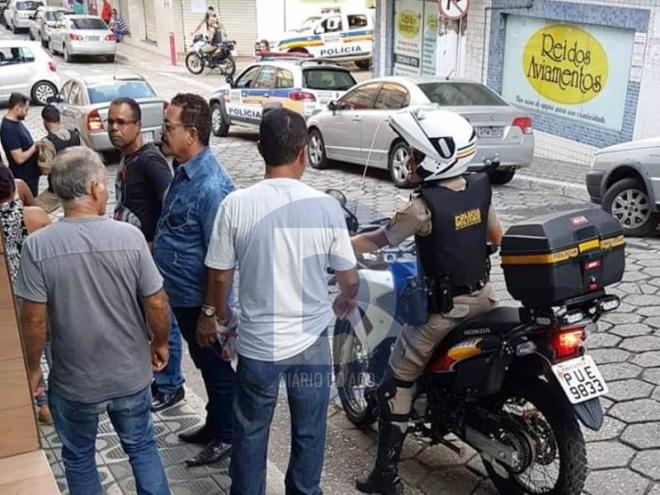 Os policiais militares durante as buscas aos autores na área central de Fabriciano
