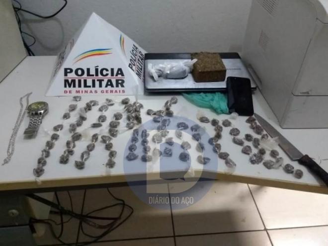 Os policiais apreenderam todos estes objetos durante o cerco ao ponto de tráfico de drogas