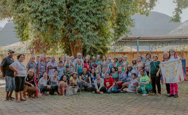 Depois da aula, os congadeiros se reúnem para uma foto histórica