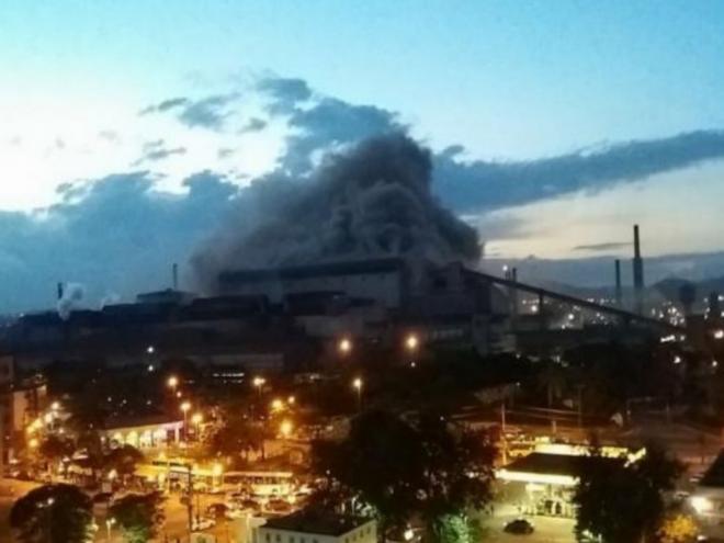Nas redes sociais, moradores de Volta Redonda compartilharam fotos e vídeos que mostram uma fumaça densa saindo da usina