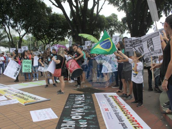 A manifestação na Praça 1º de Maio, em Ipatinga, contou com a participação dos alunos do Instituto Federal de Minas Gerais 