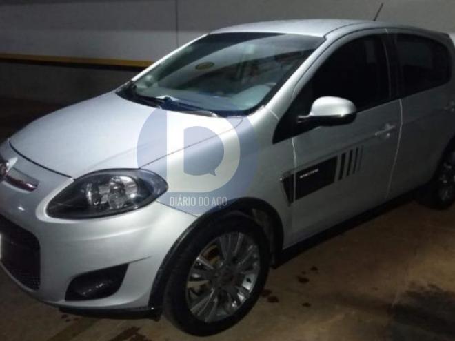 O carro roubado pelo trio de assaltantes é parecido com este da foto